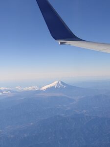 飛行機の羽と富士山
